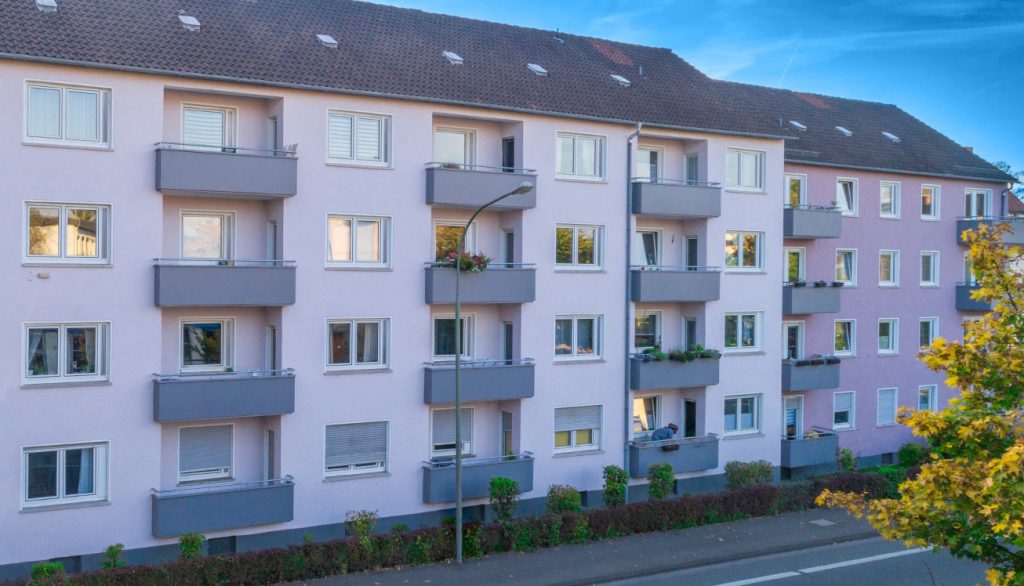 Das Foto zeigt ein Mehrfamilienhaus in Giessen. Auf jeder Etage befindet sich ein Balkon.