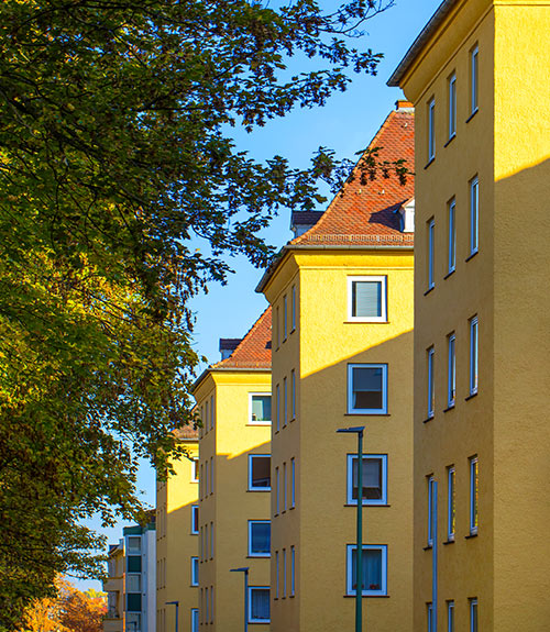 Das Foto zeigt moderne Wohnhäuser in Gelb.